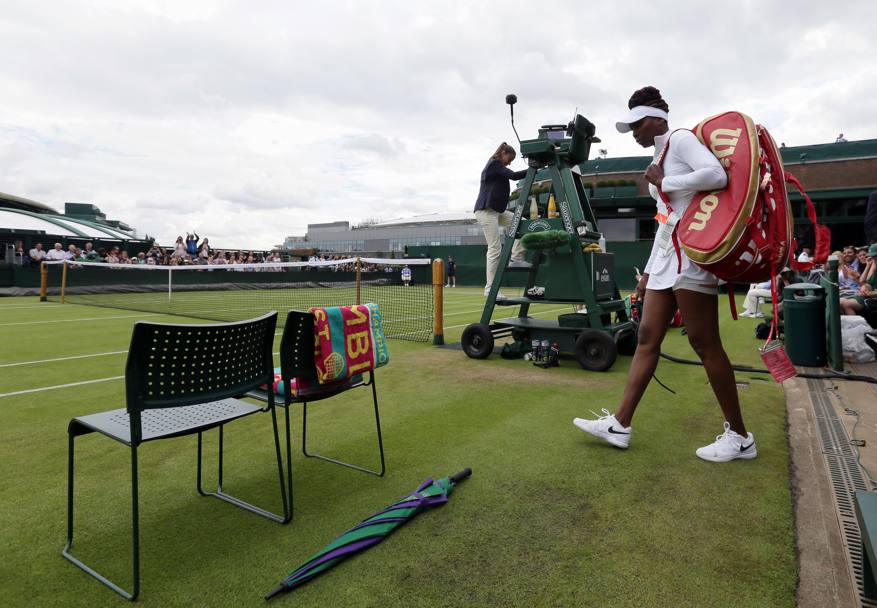 Venus Williams con borsone in campo (Ap)